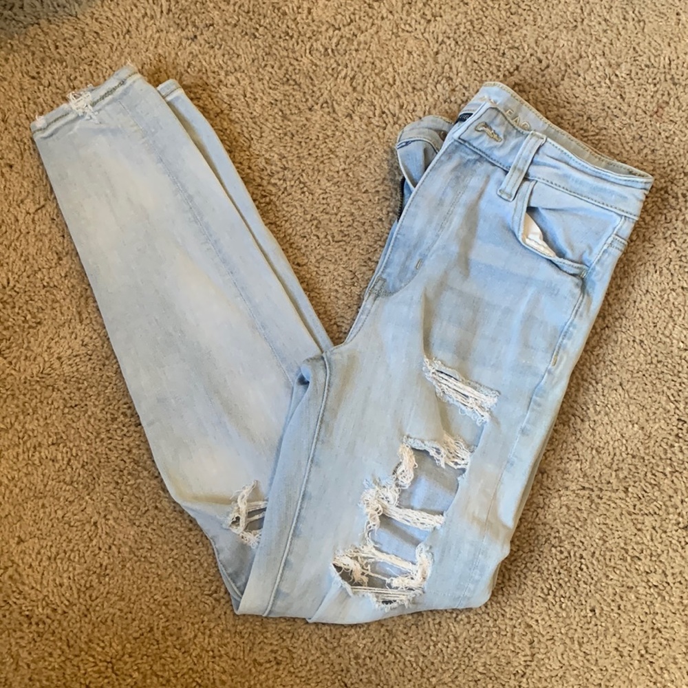 American Eagle light wash ripped skinny jeans